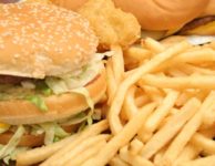 Například takový KFC Double Zinger Burger obsahuje až 600 kcal, to je skoro 1/3 běžného denního kalorického příjmu pro většinu lidí.