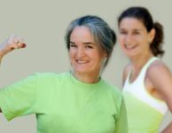 Kromě velkých výkyvů nálad, řídnutí kostí a dalších změn v důsledku poklesu hormonů nastává u žen v menopauze i rychlejší ukládání tuků.