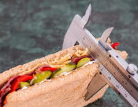 Množství kalorií v potravinách se pak musí uvádět v přepočtu na 100 gramů nebo 100 ml výrobku.