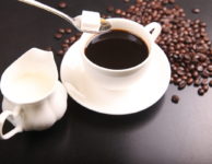 Samotná káva nebo čaj obsahují jen zanedbatelné množství kalorií. Třeba jeden hrnek klasické turecké kávy (200 ml) obsahuje pouze 12 kcal, resp. 50 kJ.