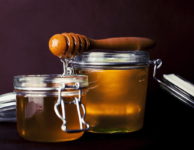 Přírodní med obsahuje celou řadu vitamínů a jiných prospěšných látek.