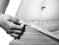 Obecně se udává jako průměrný kalorický příjem pro ženu cca 2000 kalorií denně (resp. 2000 kcal denně).