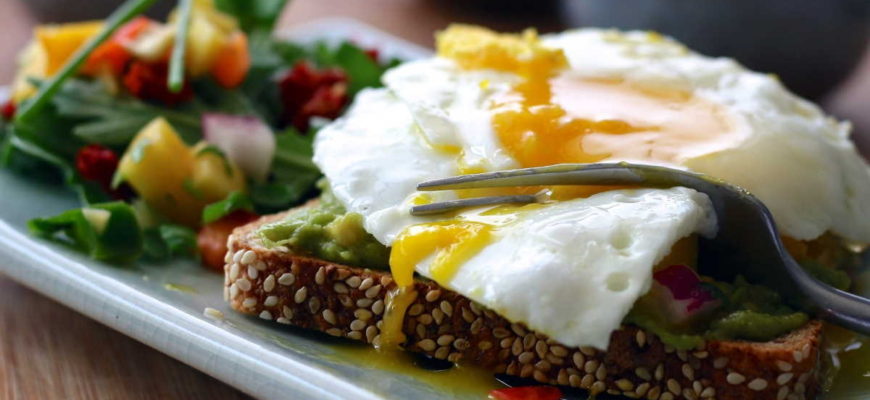 Jsou vajíčka zdravá? A patří vejce na dietní jídelníček? Jedno vejce velikosti M, představuje cca 80 kalorií (335 kJ). Nejméně kalorií a tuku obsahuje vaječný bílek. Ten určitě patří i na dietní jídelníček