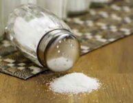 Nadměrný příjem soli, vás sice nezabije ihned, ale rozhodně napomáhá zkrácení délky života, a snížení jeho kvality.