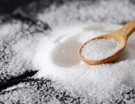 Doporučená denní dávka soli je 5 gramů. Průměrný příjem soli v ČR je 16,5 gramu na den (6 kg za rok). Nadměrný příjem soli, způsobuje různé zdravotní komplikace. Mimo jiné hodně soli, znamená i nadváhu a obezitu. Při hubnutí je nutné sůl omezit.